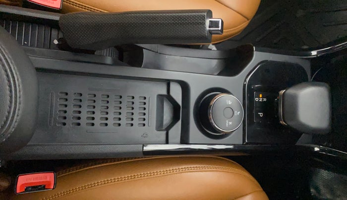 2024 Tata NEXON FEARLESS + SUNROOF DCA DUAL TONE 1.2 PETROL, Petrol, Automatic, 29,422 km, Gear Lever