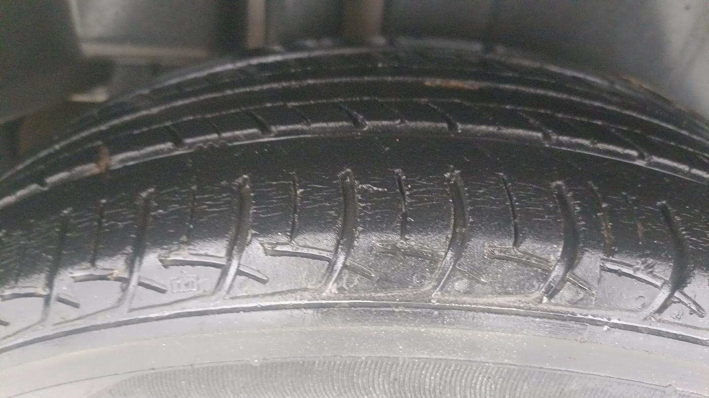 2016 Maruti Ciaz VXI, Petrol, Manual, 400 km, Right Rear Tyre Tread