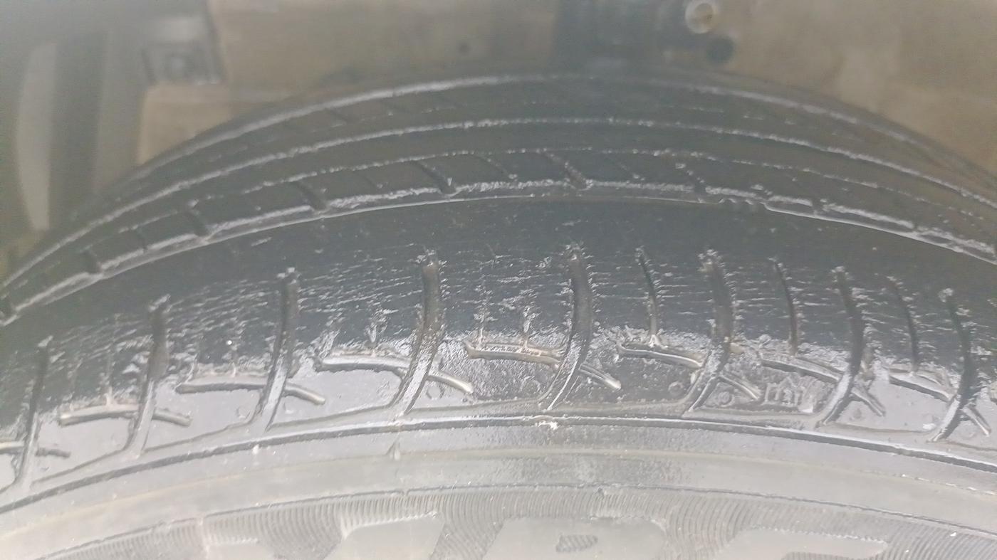 2016 Maruti Ciaz VXI, Petrol, Manual, 400 km, Left Front Tyre Tread