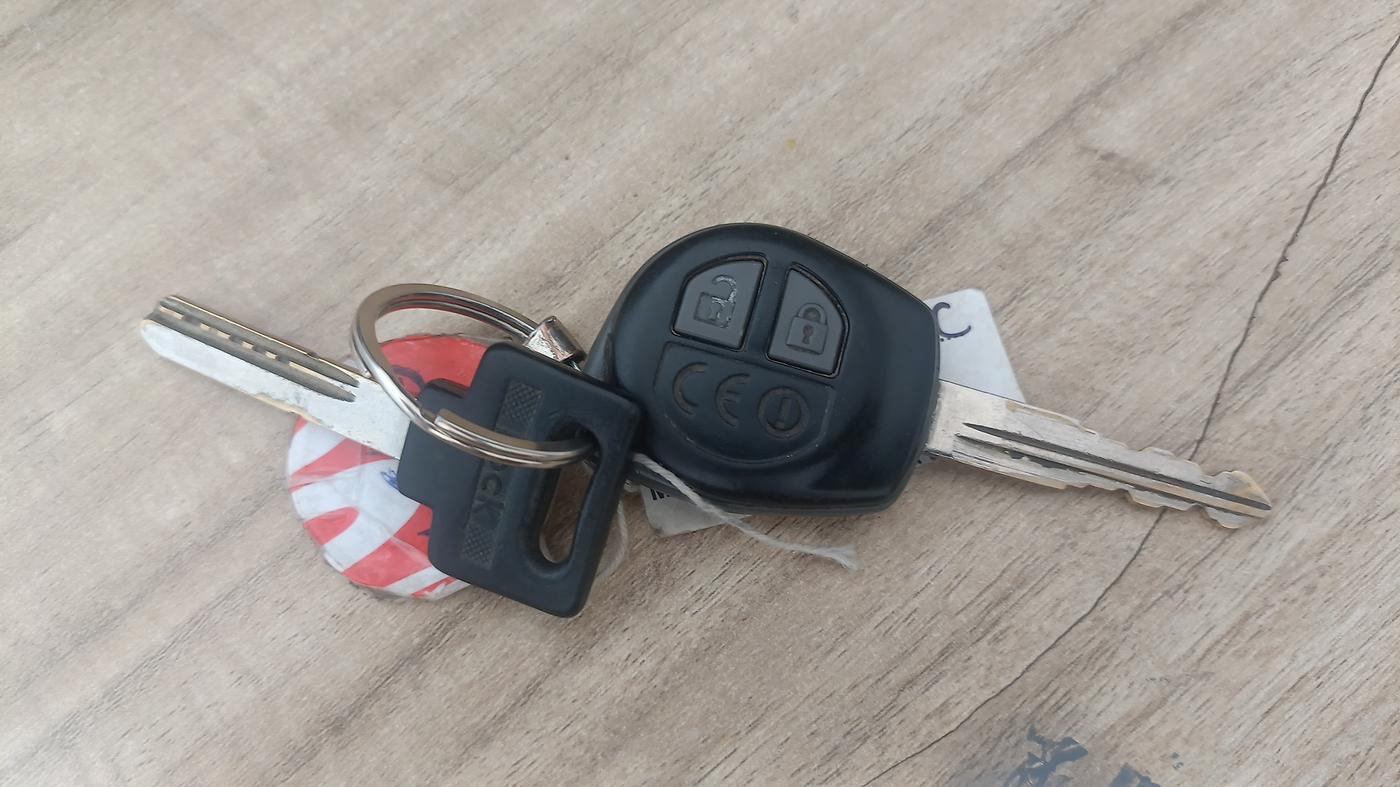 2016 Maruti Ciaz VXI, Petrol, Manual, 400 km, Key Close Up