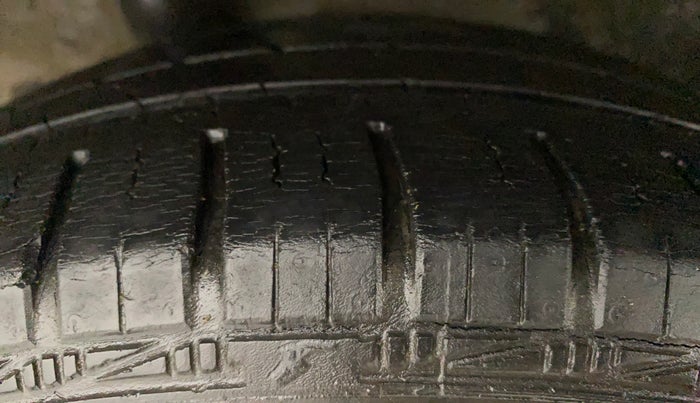 2013 Honda Brio S MT, Petrol, Manual, 53,819 km, Right Rear Tyre Tread