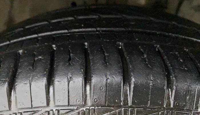 2013 Honda Brio S MT, Petrol, Manual, 53,819 km, Right Front Tyre Tread