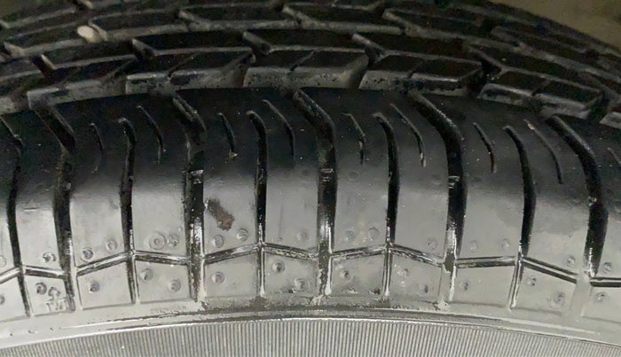 2016 Maruti Swift VXI, Petrol, Manual, 36,719 km, Left Rear Tyre Tread