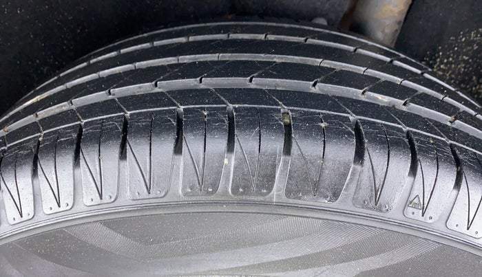 2016 Maruti Vitara Brezza ZDI, Diesel, Manual, Left Rear Tyre Tread