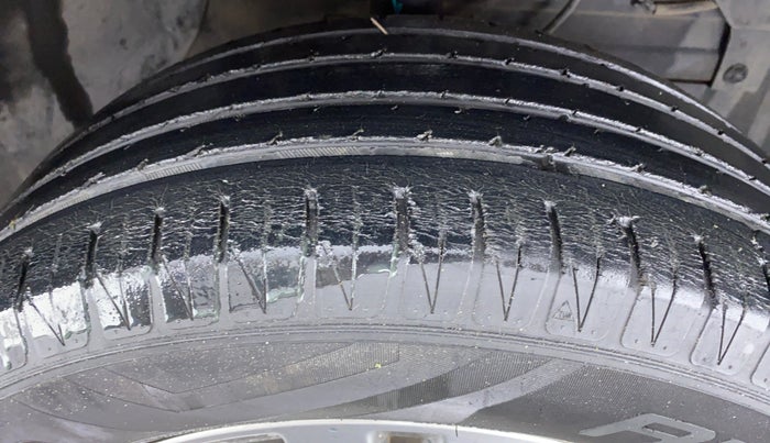 2016 Maruti Vitara Brezza ZDI, Diesel, Manual, Right Front Tyre Tread