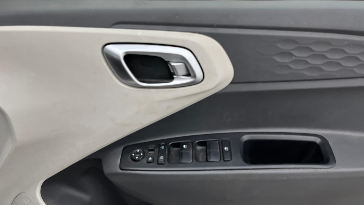 2022 Hyundai AURA SX PLUS 1.2 AMT, Petrol, Automatic, 83,101 km, Driver Side Door Panels Control