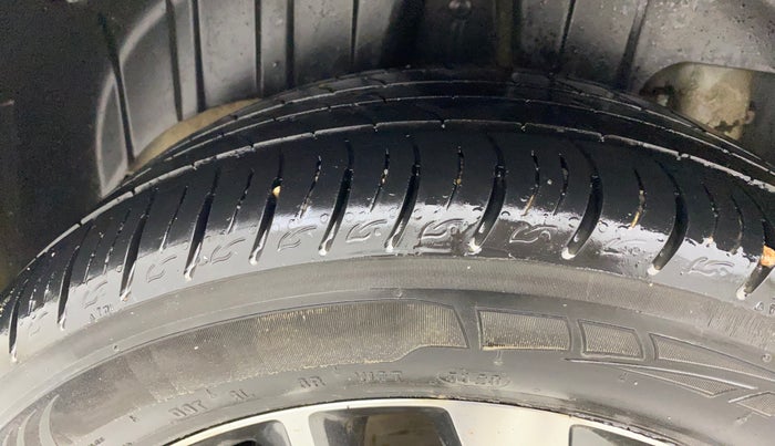 2021 Mahindra XUV300 W8 (O) 1.2 PETROL AMT, Petrol, Automatic, 48,959 km, Right Rear Tyre Tread