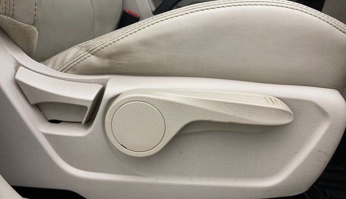 2021 Mahindra XUV300 W8 (O) 1.2 PETROL AMT, Petrol, Automatic, 48,959 km, Driver Side Adjustment Panel