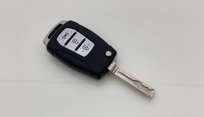 2021 Mahindra XUV300 W8 (O) 1.2 PETROL AMT, Petrol, Automatic, 48,959 km, Key Close Up