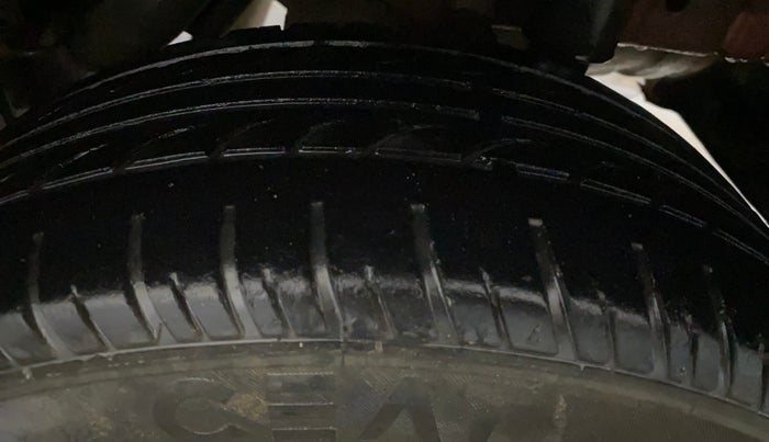 2018 Mahindra KUV 100 NXT K4+ P 6 STR, Petrol, Manual, 68,156 km, Left Rear Tyre Tread