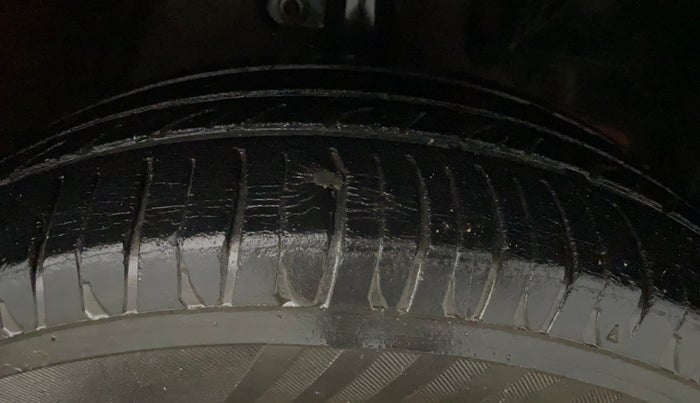 2018 Mahindra KUV 100 NXT K4+ P 6 STR, Petrol, Manual, 68,156 km, Right Front Tyre Tread