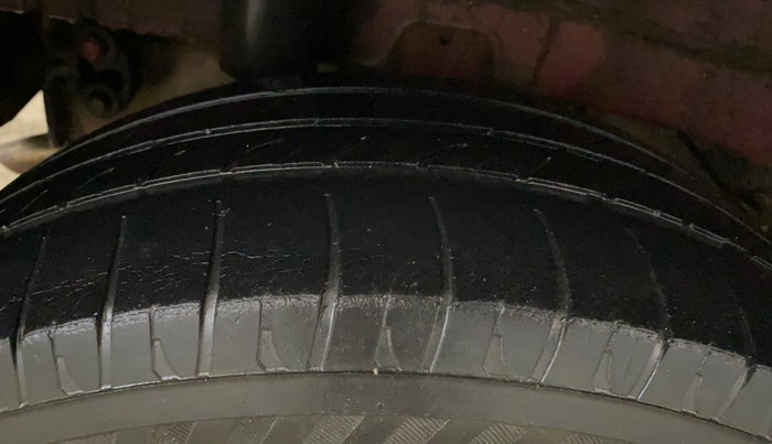 2018 Mahindra KUV 100 NXT K4+ P 6 STR, Petrol, Manual, 68,156 km, Right Rear Tyre Tread