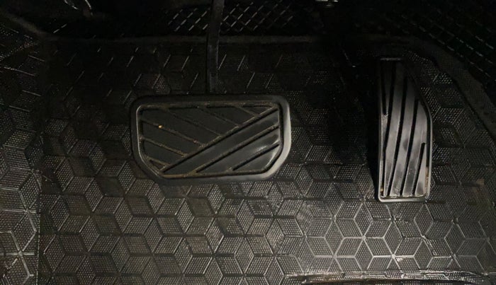 2023 Maruti Swift ZXI PLUS AMT DUAL TONE, Petrol, Automatic, 28,063 km, Pedals