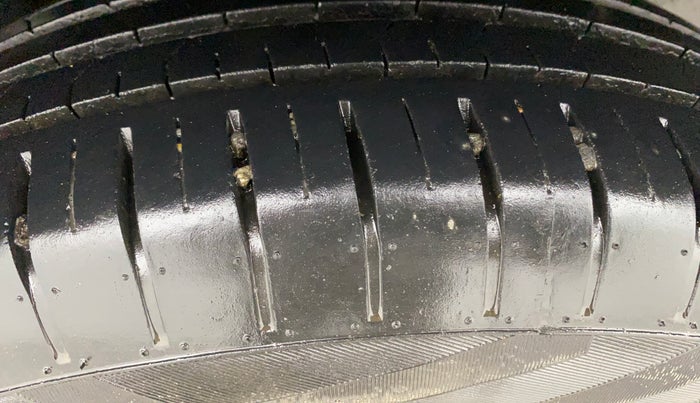 2023 Maruti Swift ZXI PLUS AMT DUAL TONE, Petrol, Automatic, 28,063 km, Right Rear Tyre Tread