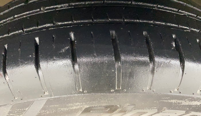 2023 Maruti Swift ZXI PLUS AMT DUAL TONE, Petrol, Automatic, 28,063 km, Left Front Tyre Tread