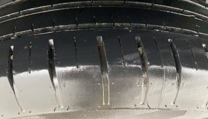 2023 Maruti Swift ZXI PLUS AMT DUAL TONE, Petrol, Automatic, 28,063 km, Left Rear Tyre Tread