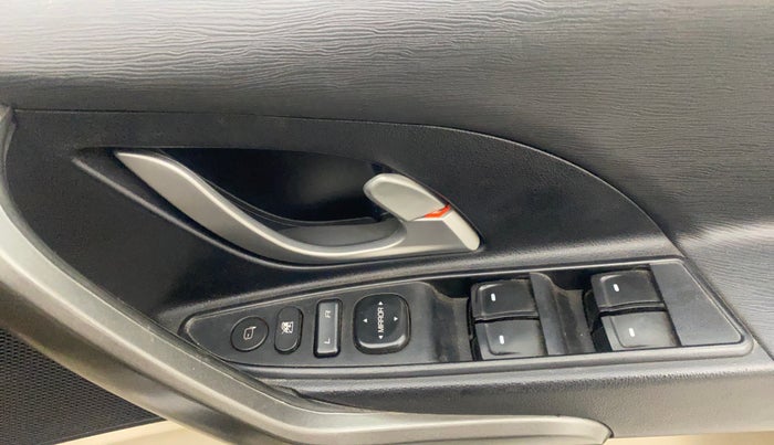 2017 Mahindra XUV500 W10, Diesel, Manual, 82,295 km, Driver Side Door Panels Control