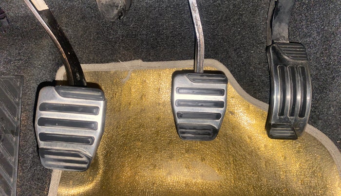 2017 Mahindra XUV500 W10, Diesel, Manual, 82,295 km, Pedals