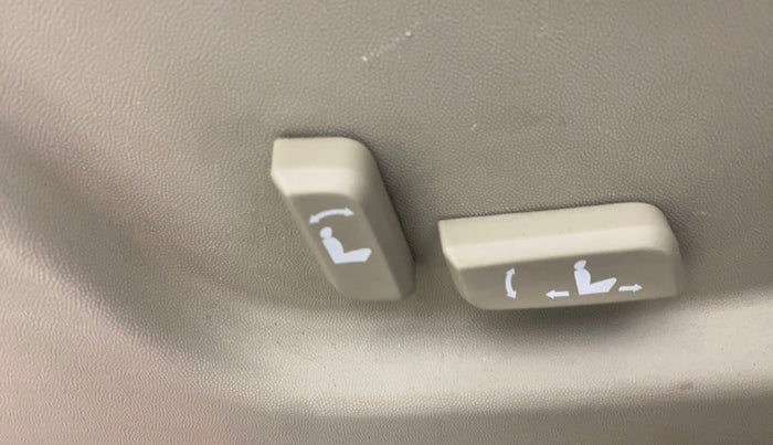 2017 Mahindra XUV500 W10, Diesel, Manual, 82,295 km, Driver Side Adjustment Panel