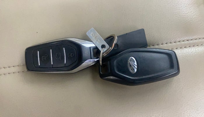 2017 Mahindra XUV500 W10, Diesel, Manual, 82,295 km, Key Close Up