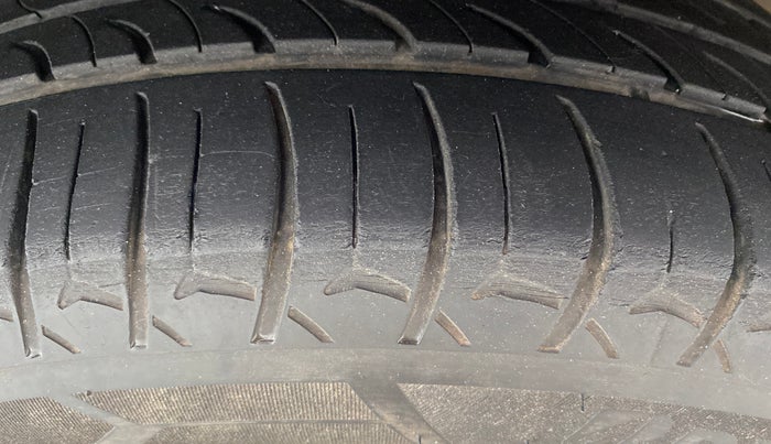 2015 Maruti Swift ZDI, Diesel, Manual, 71,026 km, Left Front Tyre Tread