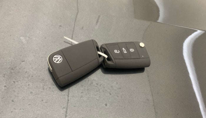 2025 Volkswagen VIRTUS Highline Plus 1.0 TSI AT, Petrol, Automatic, 1,376 km, Key Close Up