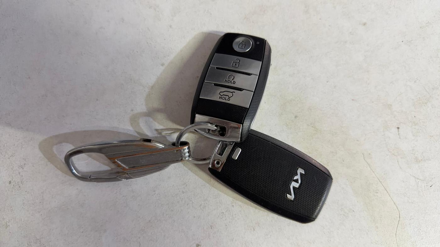 2021 KIA SONET HTX 1.5, Diesel, Manual, 99,945 km, Key Close Up