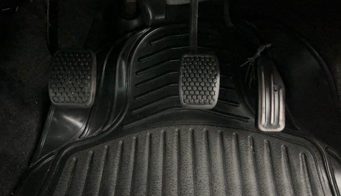 2016 Maruti Alto 800 LXI, Petrol, Manual, 32,379 km, Pedals