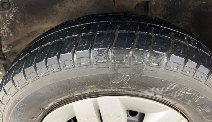 2016 Maruti Alto 800 LXI, Petrol, Manual, 32,379 km, Left Front Tyre Tread