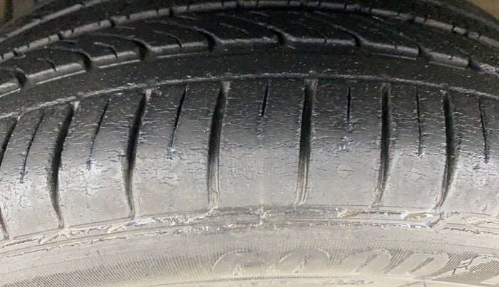 2018 Maruti Ciaz ALPHA 1.5 SHVS PETROL, Petrol, Manual, 28,137 km, Left Front Tyre Tread