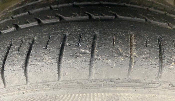 2018 Maruti Ciaz ALPHA 1.5 SHVS PETROL, Petrol, Manual, 28,137 km, Right Front Tyre Tread