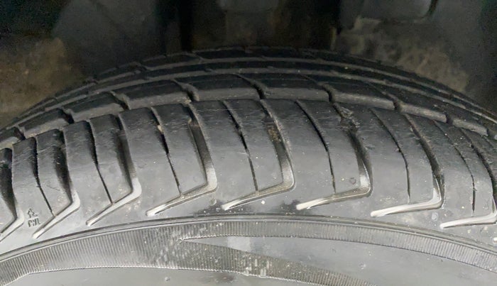 2018 Renault Kwid RXT, Petrol, Manual, 15,598 km, Right Front Tyre Tread