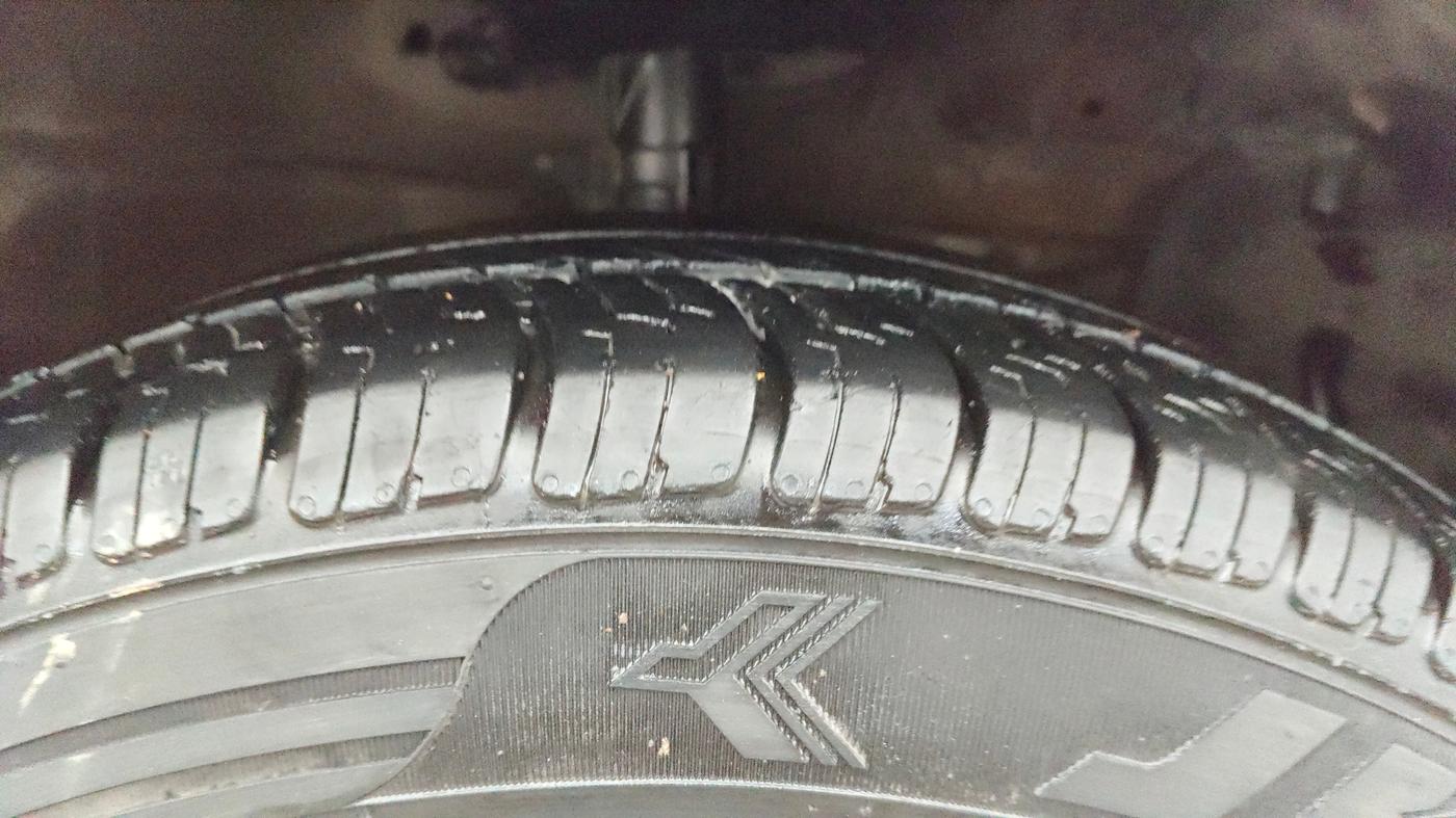 2013 Maruti Ertiga VXI, Petrol, Manual, 94,964 km, Right Front Tyre Tread