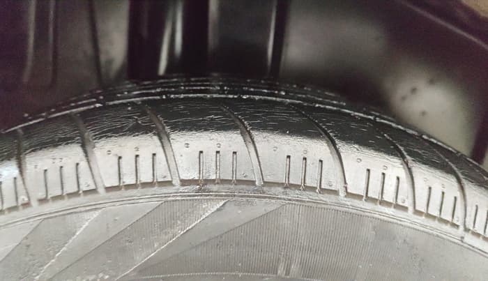 2013 Maruti Ertiga VXI, Petrol, Manual, 94,964 km, Right Rear Tyre Tread