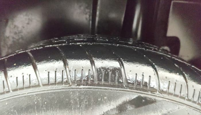 2013 Maruti Ertiga VXI, Petrol, Manual, 94,964 km, Left Rear Tyre Tread