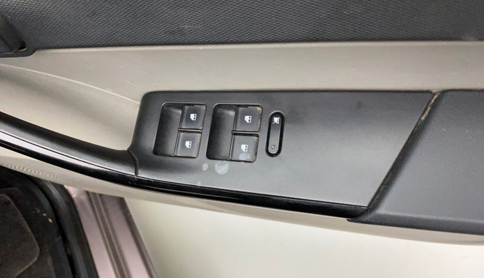 2017 Tata Tiago XT PETROL, Petrol, Manual, 75,054 km, Right front window switch / handle - Master window function not working