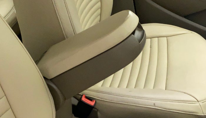 2014 Skoda Rapid 1.5 TDI CR ELEGANCE, Diesel, Manual, 98,371 km, Driver seat - Armrest has minor damage