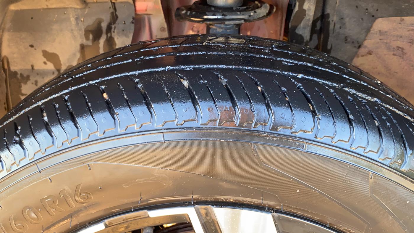 2023 Renault Kiger RXZ TURBO CVT DUAL TONE, CNG, Automatic, 19,444 km, Left Front Tyre Tread