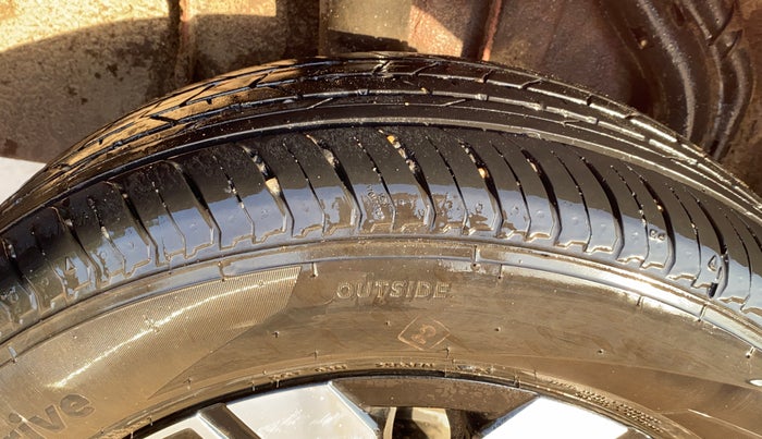 2023 Renault Kiger RXZ TURBO CVT DUAL TONE, CNG, Automatic, 19,444 km, Right Rear Tyre Tread