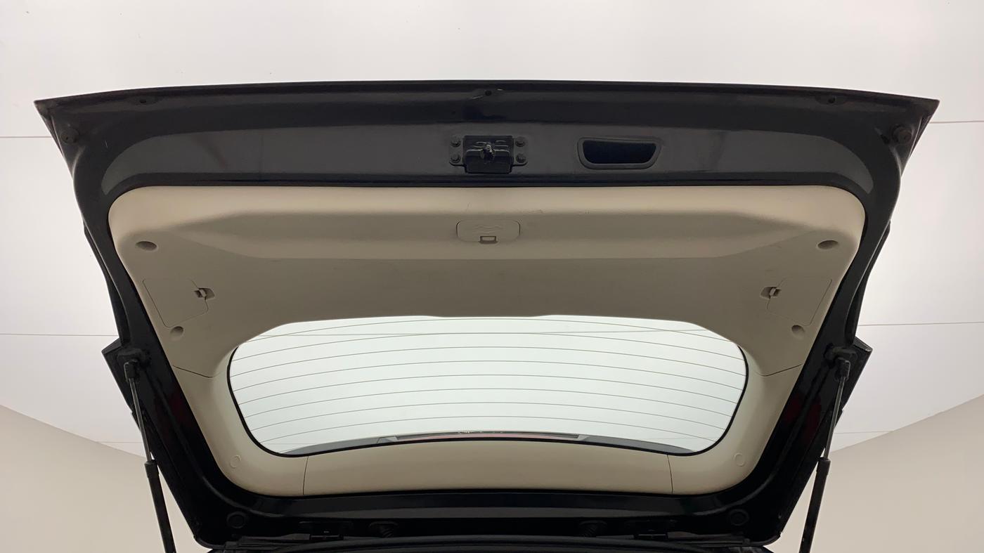 2019 Mahindra XUV300 W8 DIESEL MT, Diesel, Manual, 32,398 km, Boot Door Open