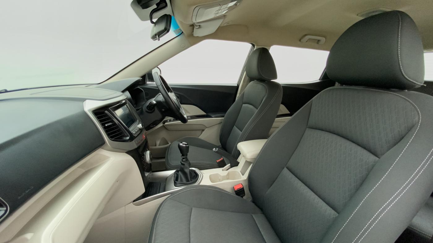2019 Mahindra XUV300 W8 DIESEL MT, Diesel, Manual, 32,398 km, Right Side Front Door Cabin