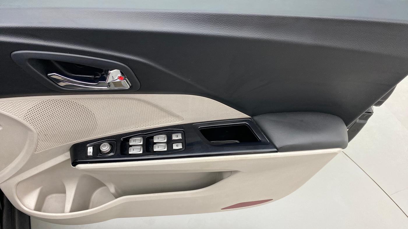 2019 Mahindra XUV300 W8 DIESEL MT, Diesel, Manual, 32,398 km, Driver Side Door Panels Control
