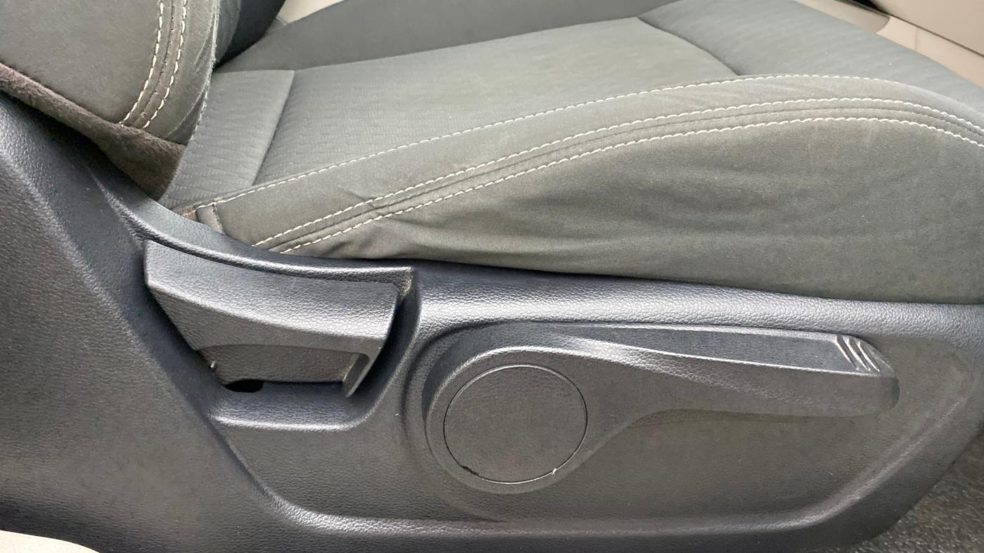2019 Mahindra XUV300 W8 DIESEL MT, Diesel, Manual, 32,398 km, Driver Side Adjustment Panel