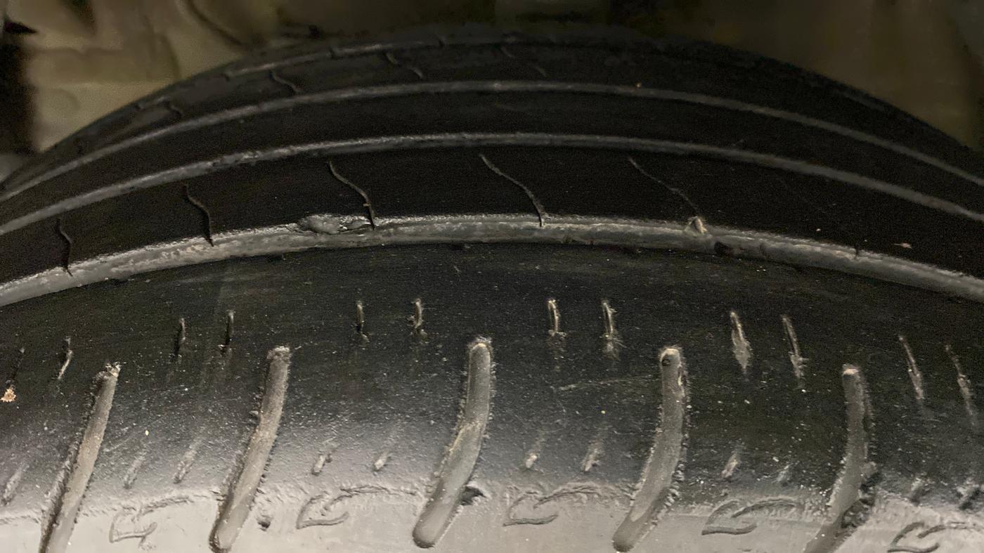 2019 Mahindra XUV300 W8 DIESEL MT, Diesel, Manual, 32,398 km, Left Front Tyre Tread