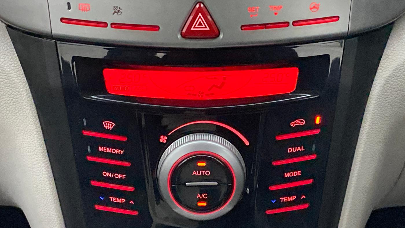 2019 Mahindra XUV300 W8 DIESEL MT, Diesel, Manual, 32,398 km, Automatic Climate Control