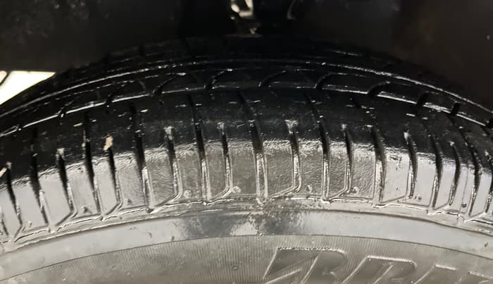 2015 Hyundai i10 MAGNA 1.1, Petrol, Manual, 28,802 km, Left Front Tyre Tread