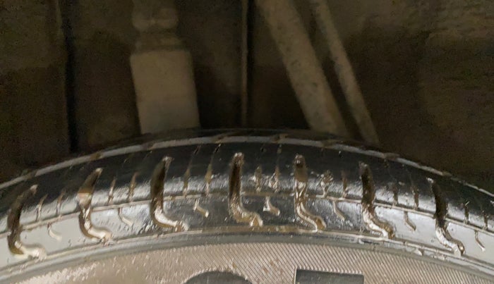 2018 Renault Kwid RXT 1.0 AMT (O), CNG, Automatic, 62,800 km, Right Rear Tyre Tread