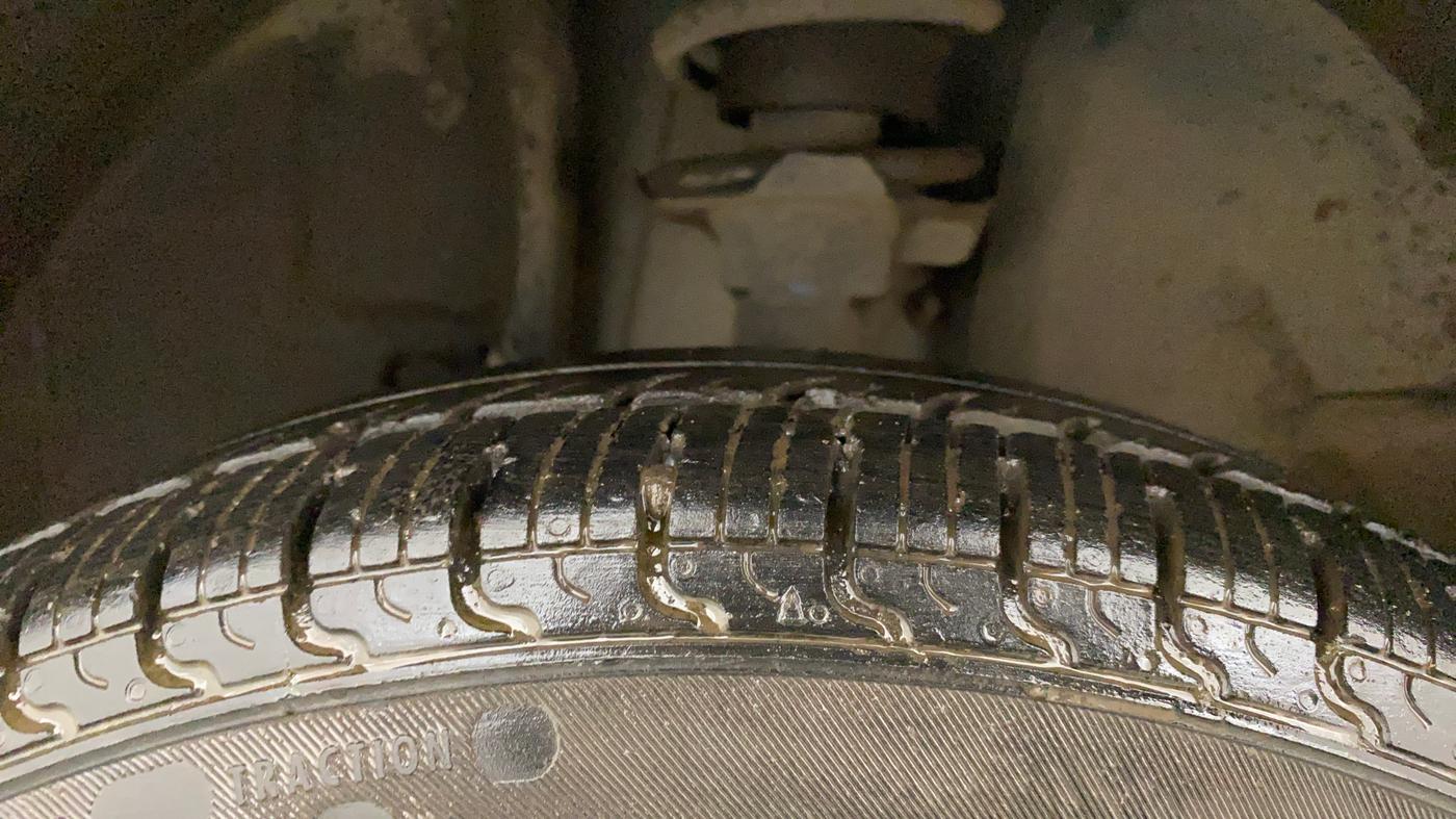 2018 Renault Kwid RXT 1.0 AMT (O), CNG, Automatic, 62,800 km, Left Front Tyre Tread