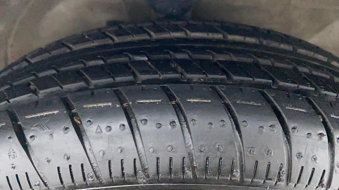 2011 Maruti Wagon R 1.0 VXI, Petrol, Manual, 70,353 km, Right Front Tyre Tread