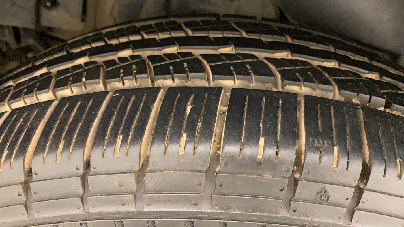 2014 Mahindra XUV500 W6, Diesel, Manual, 97,791 km, Right Rear Tyre Tread